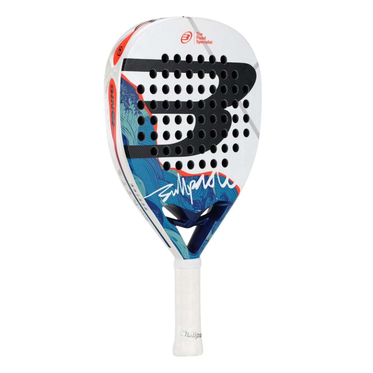 Bullpadel Ionic Power 26 schuin vooraanzicht, diamantvorm in wit met rood accent
