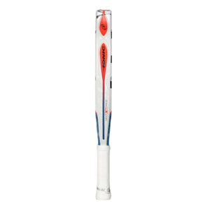 Zijaanzicht van het Bullpadel Ionic Power 26 over de volle lengte met witte grip