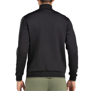Achterkant van het zwarte Bullpadel Jacket Pindaro met geribde boorden op model