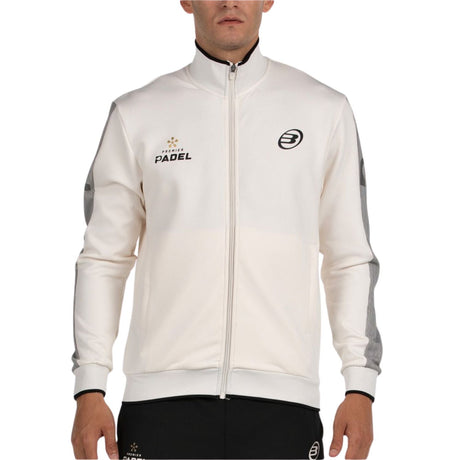 Vooraanzicht van het gebroken witte Bullpadel Jacket Pindaro met logo op de borst