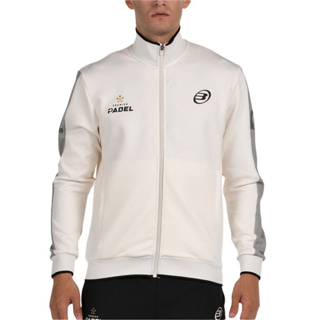 Vooraanzicht van het gebroken witte Bullpadel Jacket Pindaro met logo op de borst