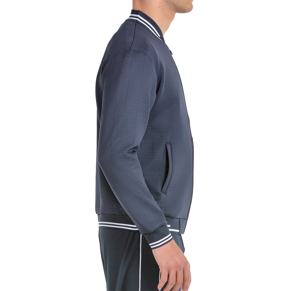 Zijaanzicht van het donkerblauwe Bullpadel Jacket Trombe met witte streep op de kraag