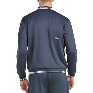Achterzijde van het donkerblauwe Bullpadel Jacket Trombe met logo onder de kraag