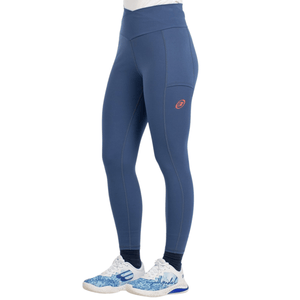 Zijaanzicht van de blauwe Bullpadel Cujan legging met zijzak en rood logo op het dijbeen