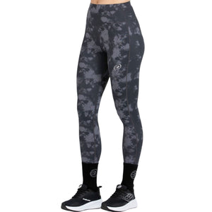 Schuin vooraanzicht van de Bullpadel Legging Eludi met camouflageprint en logo