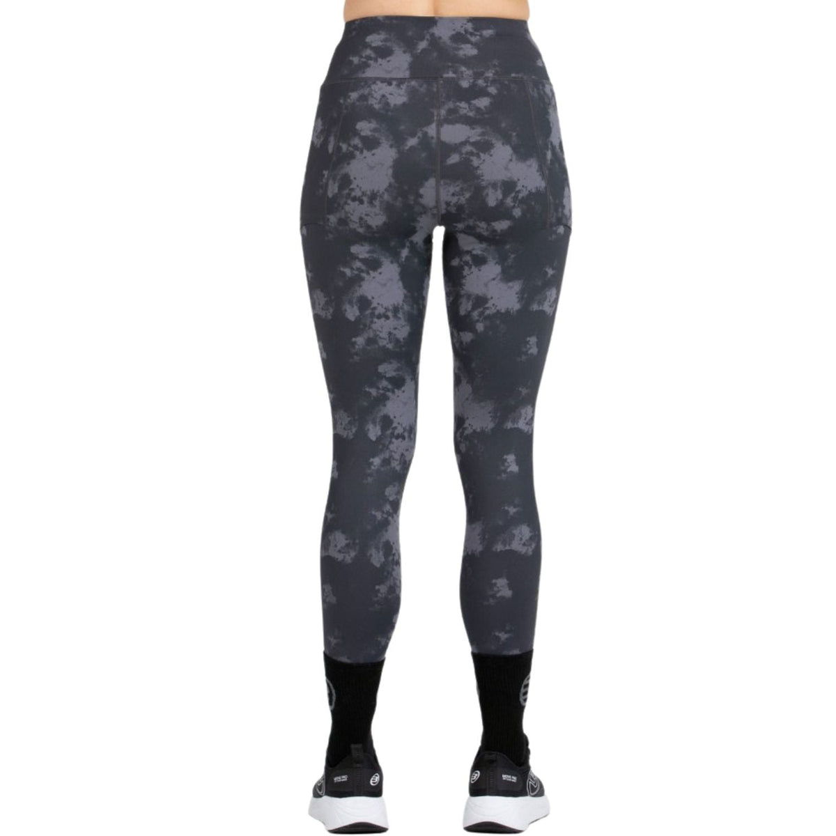 Achterzijde van de zwarte Bullpadel Legging Eludi met camouflageprint op model
