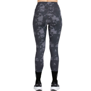 Achterzijde van de zwarte Bullpadel Legging Eludi met camouflageprint op model