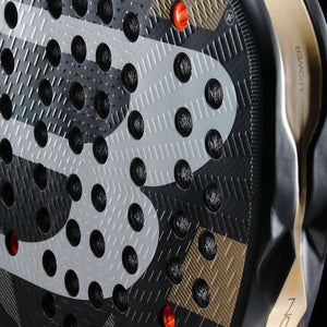 Close-up van het slagvlak van het Bullpadel NEURON 02 26 met zwart-wit patroon