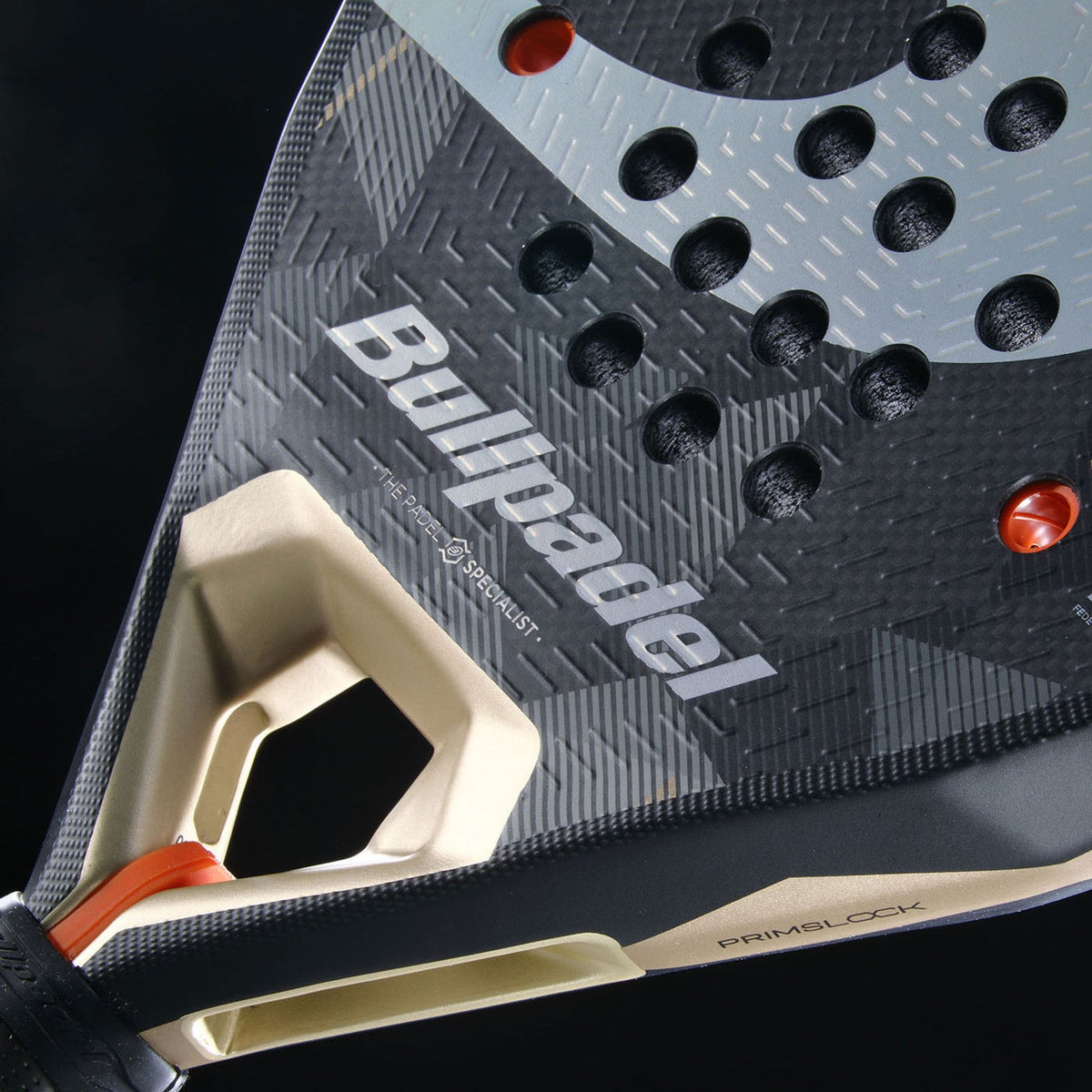 Detail van het hart van het Bullpadel NEURON 02 26 met beige brug en merkopdruk