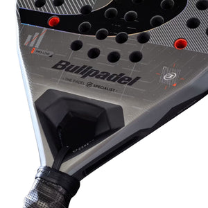 Detail van het hart van het Bullpadel Neuron 02 Comfort 27 met Bullpadel-logo