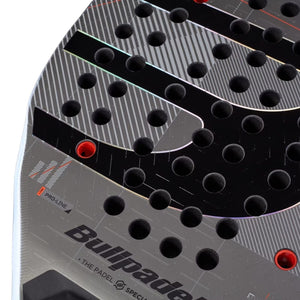 Detail van de onderzijde van het Bullpadel Neuron 02 Comfort 27 met Bullpadel-wordmark