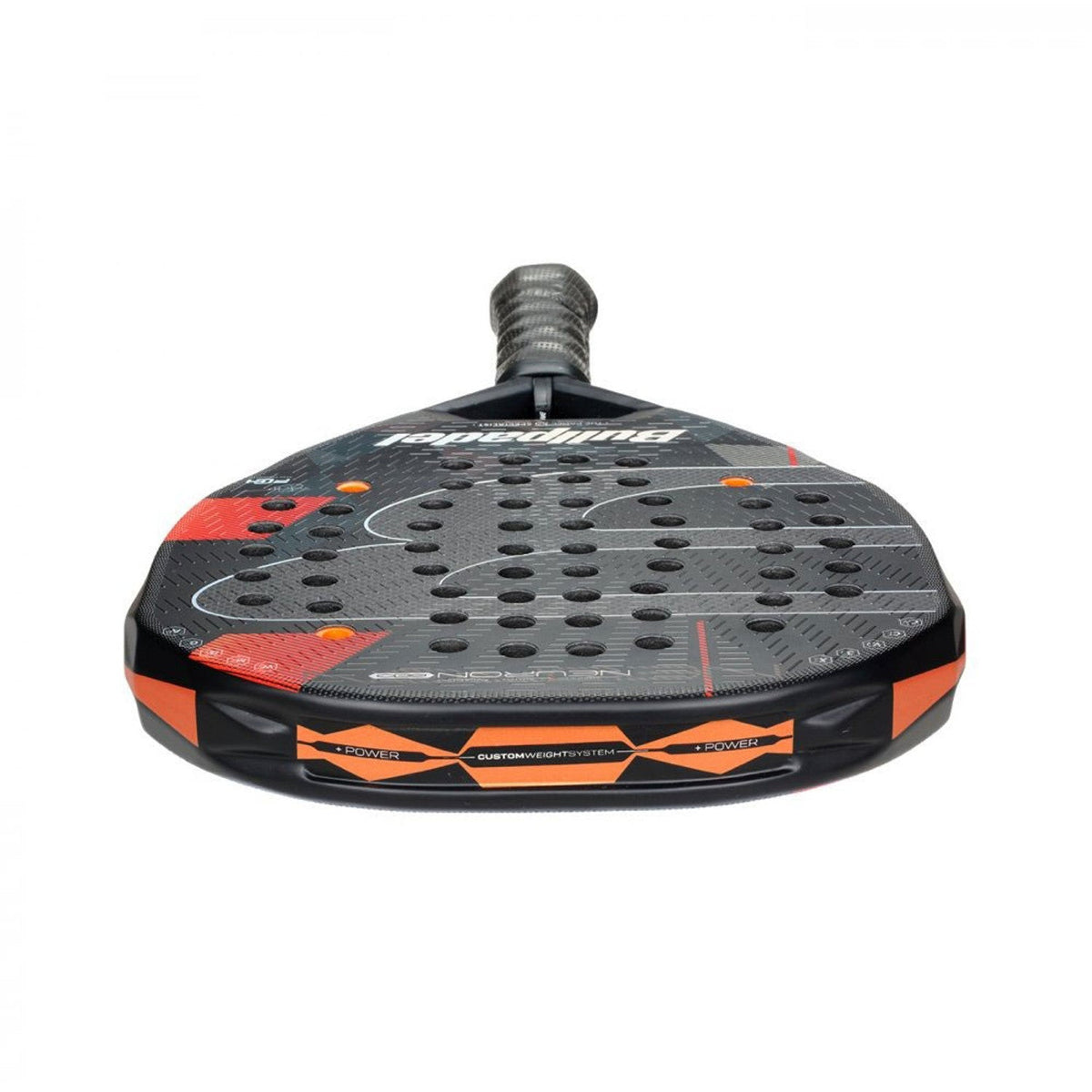 Achterzijde van het Bullpadel NEURON 02 Edge 26 in zwart met oranje framerand