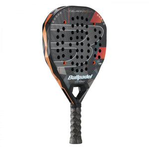 Bullpadel NEURON 02 Edge 26 schuin vooraanzicht, hybridevorm in zwart met oranje