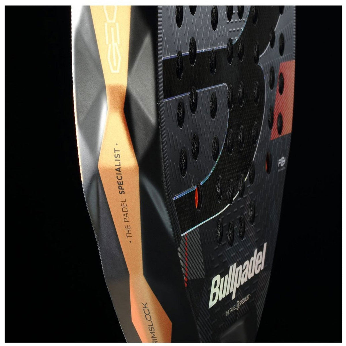 Close-up van de framerand van het Bullpadel NEURON 02 Edge 26 in oranje en zwart