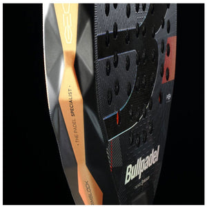 Close-up van de framerand van het Bullpadel NEURON 02 Edge 26 in oranje en zwart