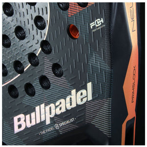 Close-up van het slagvlak van het Bullpadel NEURON 02 Edge 26 met witte merkopdruk
