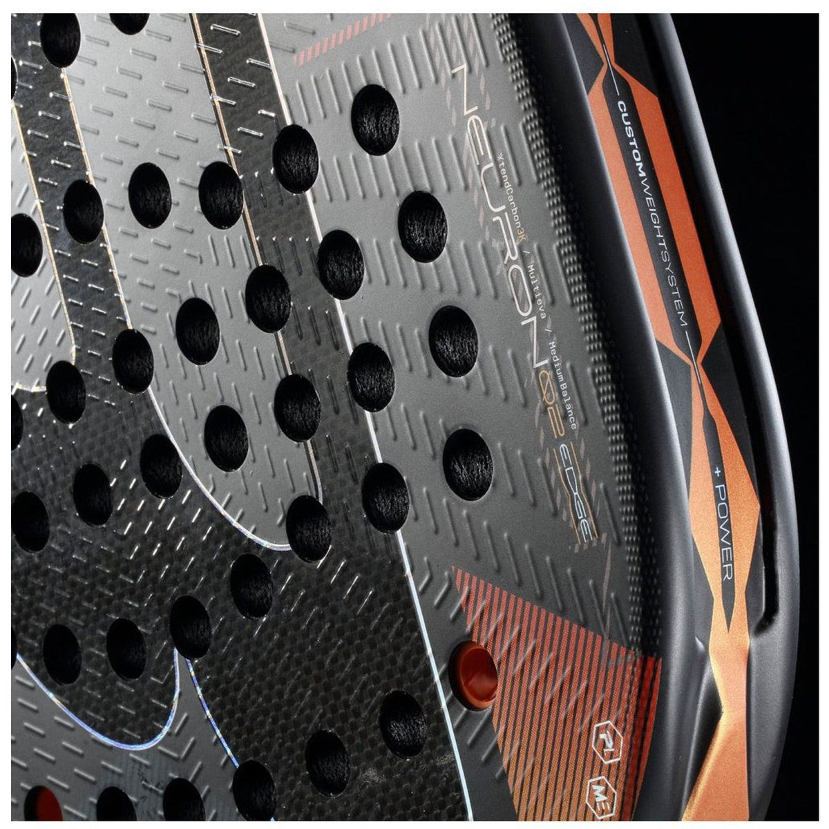 Close-up van het ruwe slagvlak van het Bullpadel NEURON 02 Edge 26 met rood accent