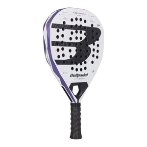 Bullpadel Neuron 02 Edge 27 padelracket schuin achteraanzicht in wit en paars