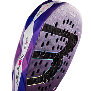 Close-up van het slagvlak van het Bullpadel Neuron 02 Edge 27 met Neuron-opdruk
