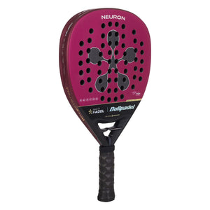 Bullpadel NEURON Premier schuin vooraanzicht, hybridevorm in donkerrood en zwart