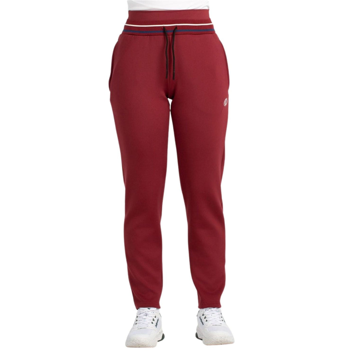Model draagt de Bullpadel Aranga joggingbroek voor dames in bordeauxrood, vooraanzicht