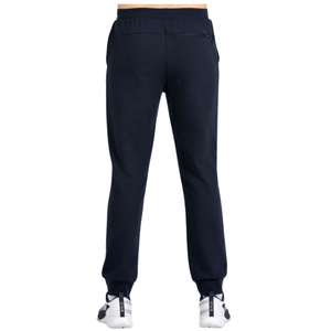 Achterkant van de donkerblauwe Bullpadel Pants Basar joggingbroek op het model