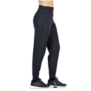 Zijaanzicht van de zwarte Bullpadel Pants Billa met brede tailleband op model