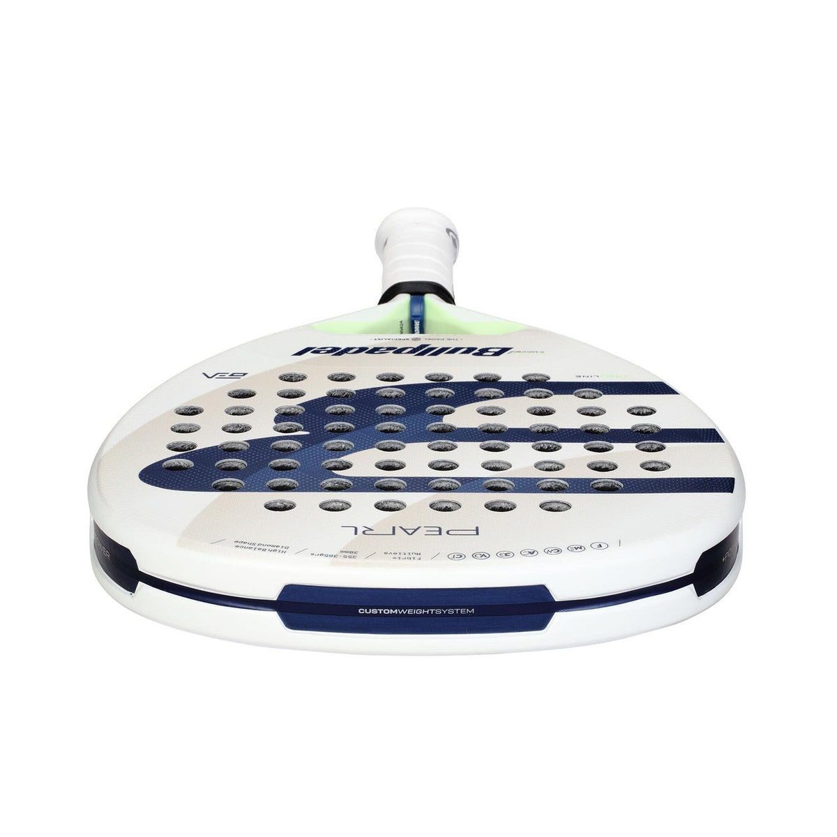 Achterzijde van het Bullpadel Pearl 25 in wit met blauwe stippen en groen accent