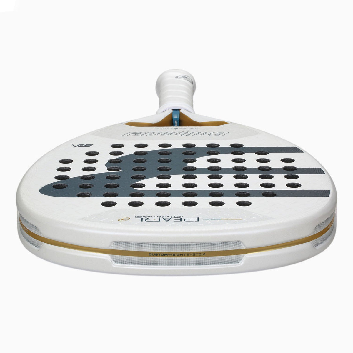 Achterzijde van het Bullpadel Pearl 26 in wit met gouden rand langs het frame