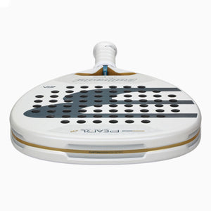 Achterzijde van het Bullpadel Pearl 26 in wit met gouden rand langs het frame