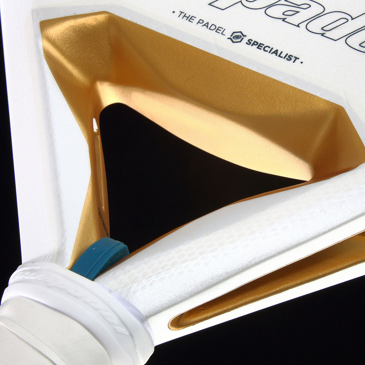 Close-up van de keel van het Bullpadel Pearl 26 met goudkleurige binnenzijde