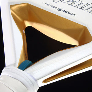 Close-up van de keel van het Bullpadel Pearl 26 met goudkleurige binnenzijde