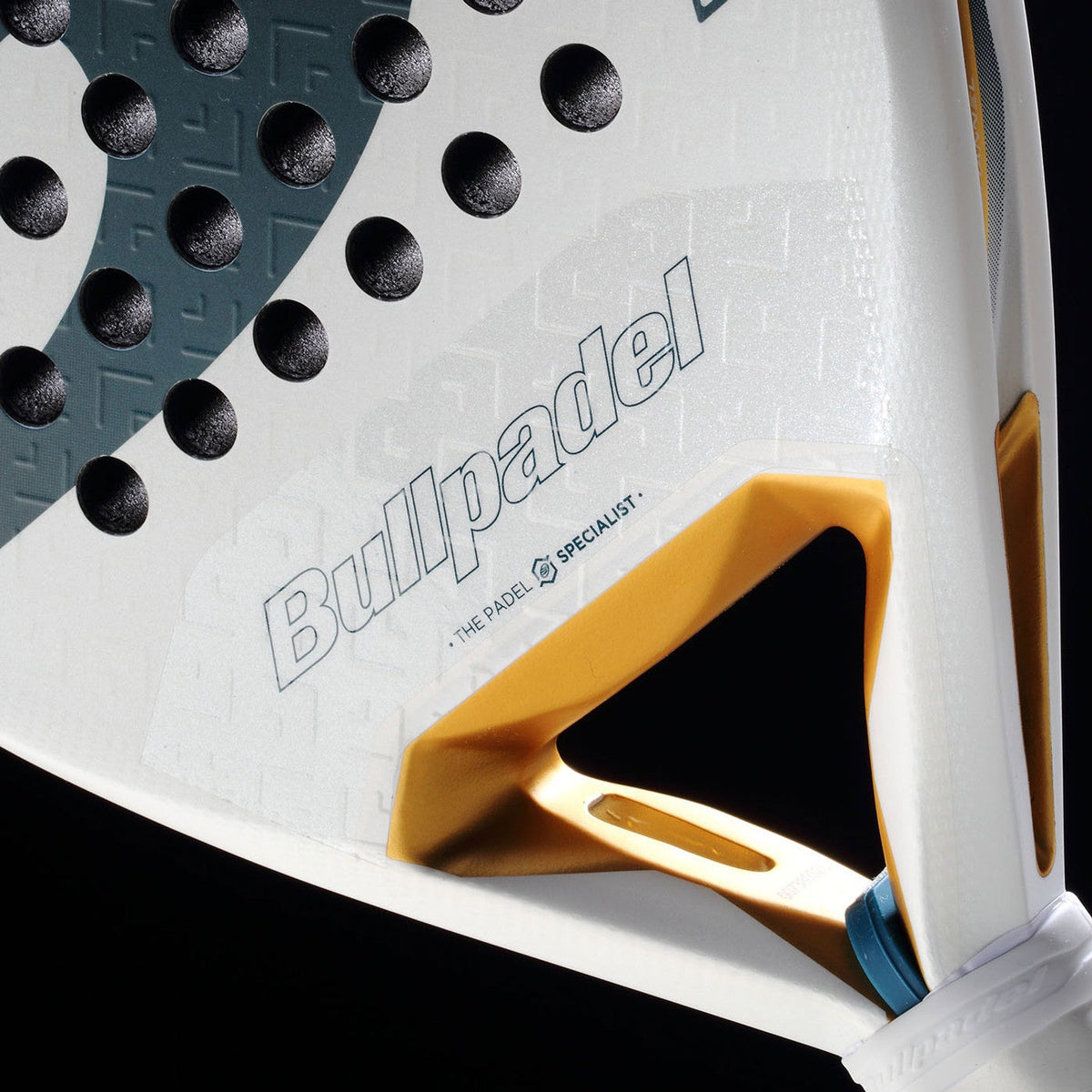 Detail van het hart van het Bullpadel Pearl 26 met gouden brug en blauwe merkopdruk