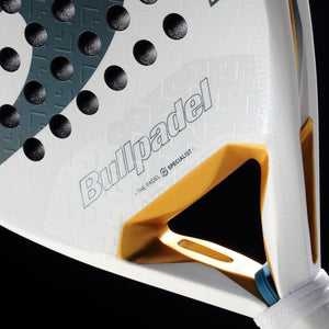 Detail van het hart van het Bullpadel Pearl 26 met gouden brug en blauwe merkopdruk