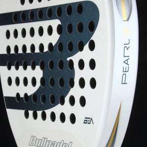 Close-up van het slagvlak van het Bullpadel Pearl 26 met de opdruk PEARL in blauw