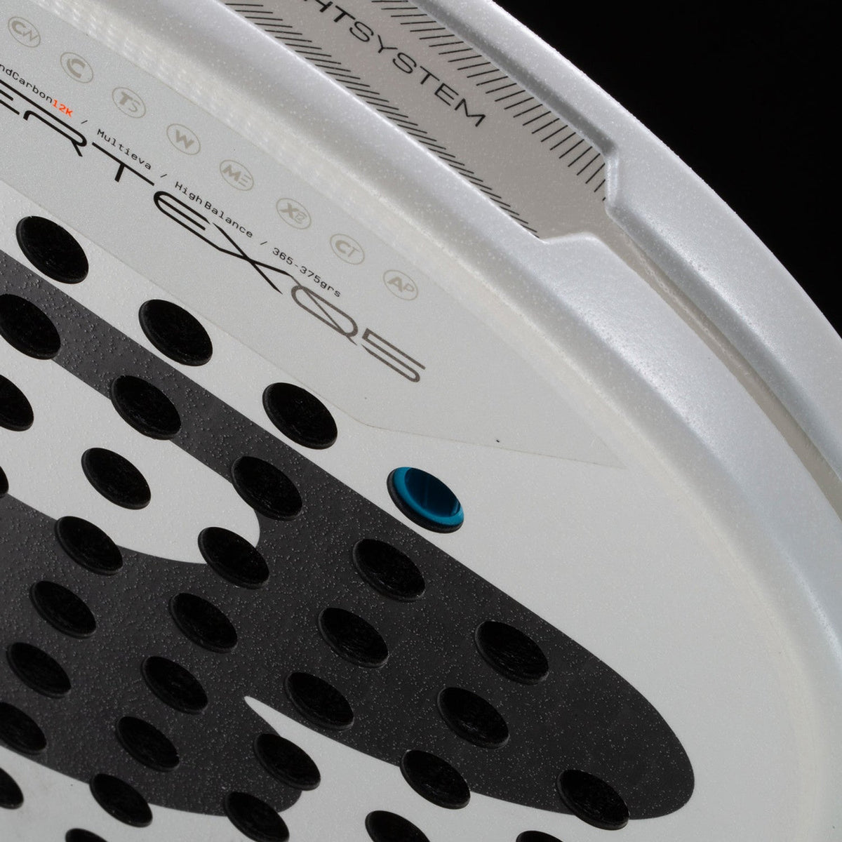 Close-up van het ruwe slagvlak van het Bullpadel Pearl 26 met VERTEX-opdruk
