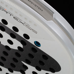 Close-up van het ruwe slagvlak van het Bullpadel Pearl 26 met VERTEX-opdruk