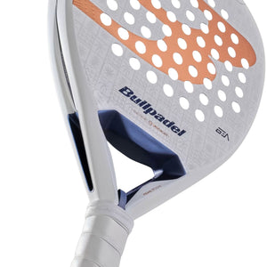 Detail van de framerand en het hart van het Bullpadel Pearl 27 padelracket