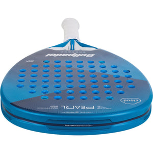 Achterzijde van het Bullpadel Pearl Cloud 25 in blauw met de opdruk PEARL