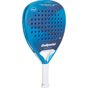 Bullpadel Pearl Cloud 25 schuin vooraanzicht, diamantvorm in blauw met witte grip
