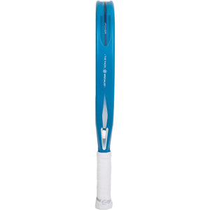 Zijaanzicht van het Bullpadel Pearl Cloud 25 over de volle lengte met witte grip