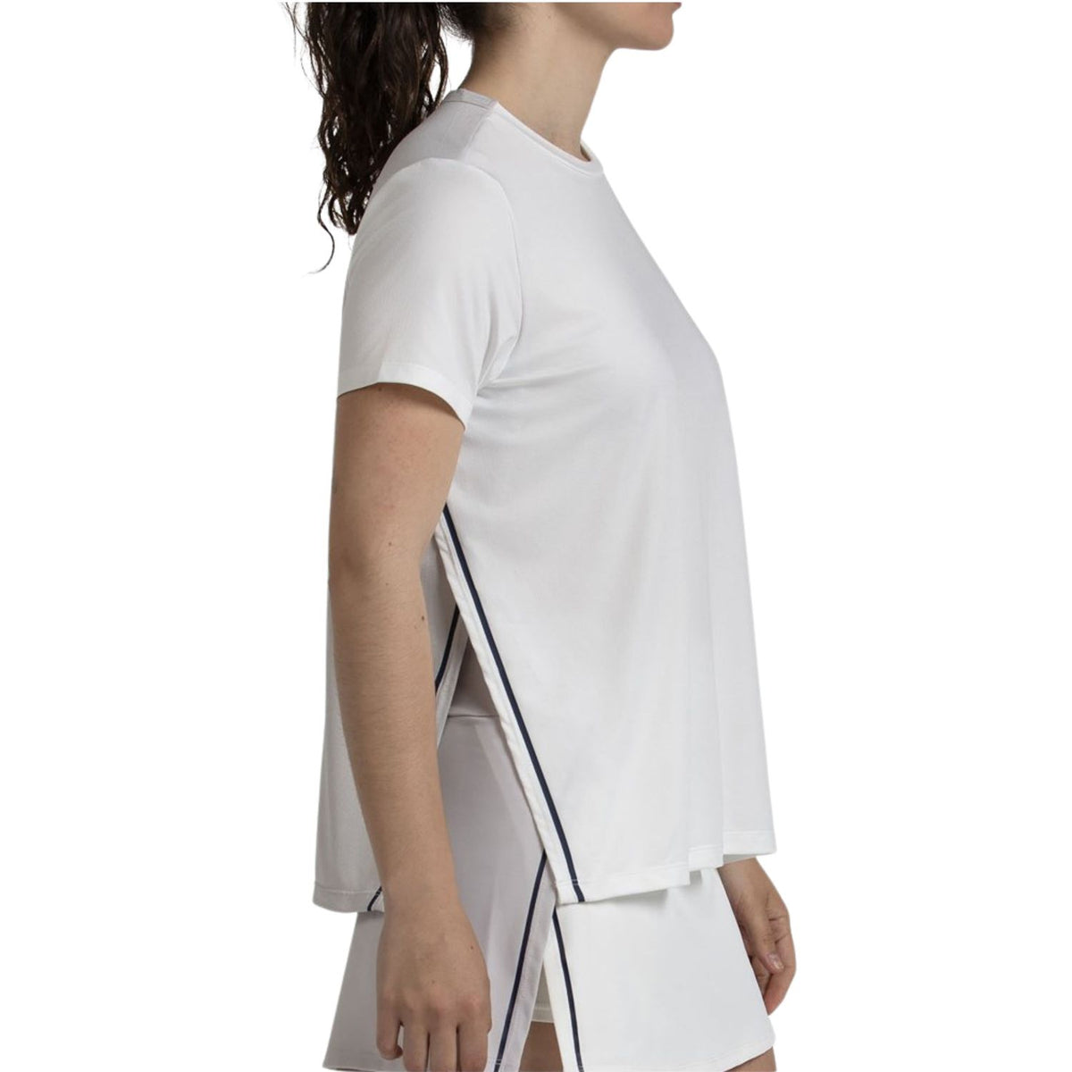 Zijaanzicht van het witte Bullpadel Picase T-shirt met split in de zijkant