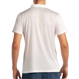 Achterzijde van de witte Bullpadel Polo Lucir met korte mouwen op het model
