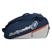 Zijaanzicht van de donkerblauwe Bullpadel Racketbag Advance 2026 met grijs en oranje.