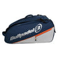 Zijaanzicht van de donkerblauwe Bullpadel Racketbag Advance 2026 met grijs en oranje.