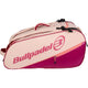Zijaanzicht van de lichtroze Bullpadel Racketbag Advance 2026 met fuchsia onderkant.