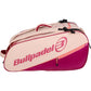 Zijaanzicht van de lichtroze Bullpadel Racketbag Advance 2026 met fuchsia onderkant.