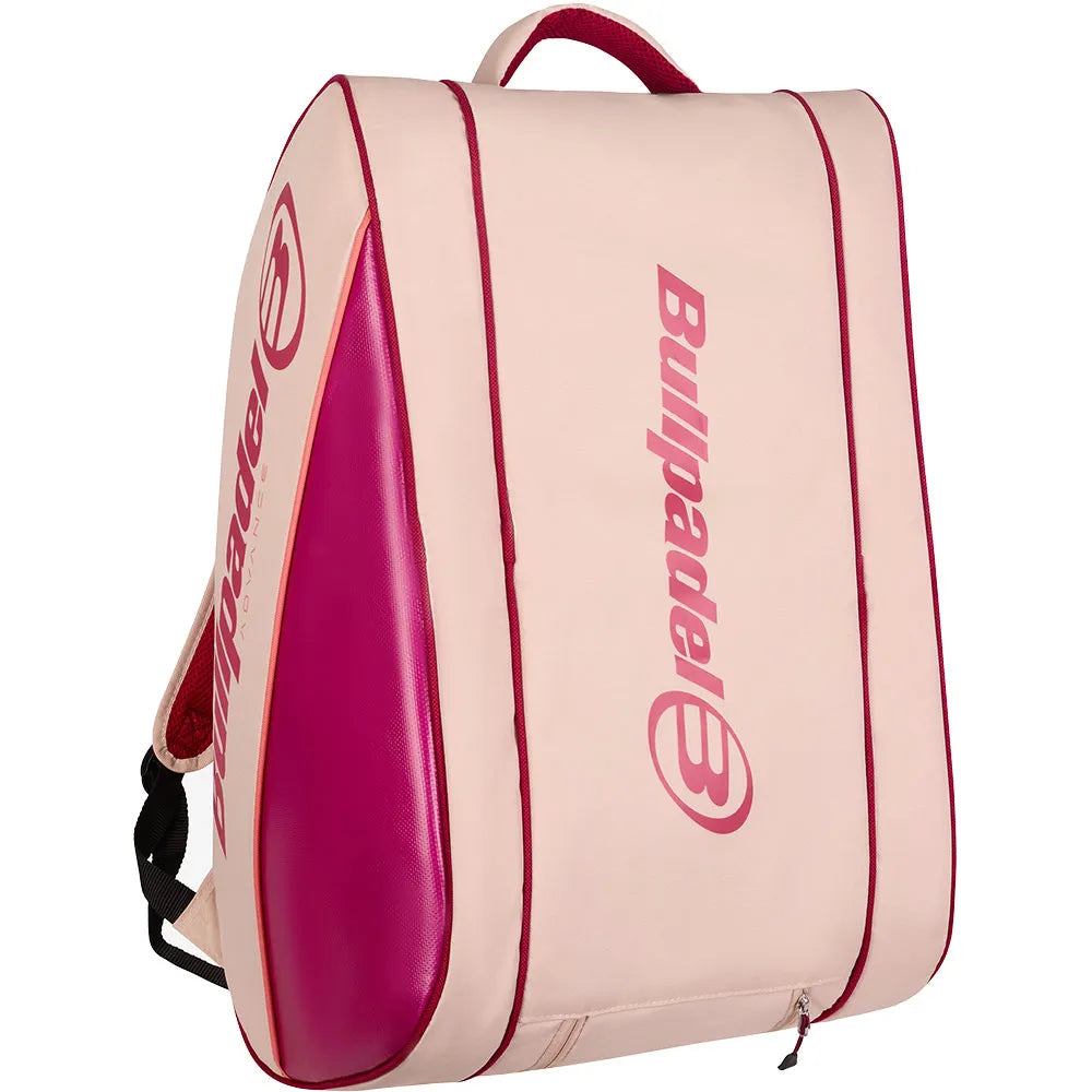 Rechtopstaande lichtroze Bullpadel Advance 2026 racketbag met fuchsia zijkant.