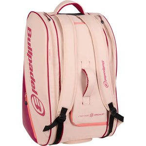 Achterzijde van de lichtroze Bullpadel Advance 2026 racketbag met gevoerde rugbanden.