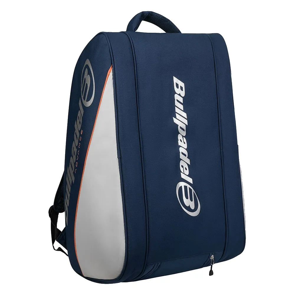 Rechtopstaande marineblauwe Bullpadel Advance 2026 racketbag met grijze zijhoek.